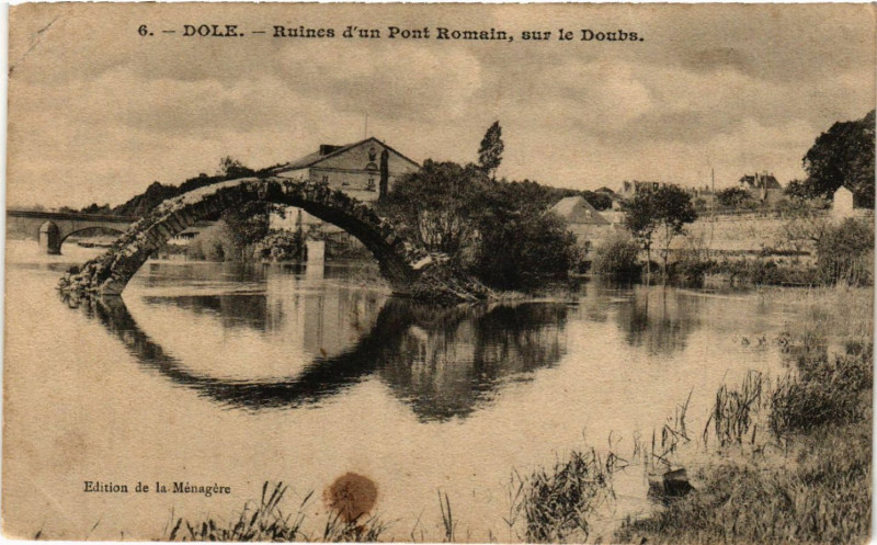 Carte postale ancienne Dole Ruines d'un pont Romain sur le Doubs à Dole