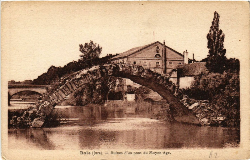 Carte postale ancienne Dole Ruines d'un pont du Moyen Age à Dole