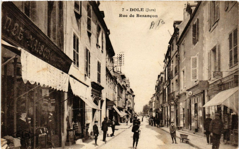 Carte postale ancienne Dole Rue de Besancon à Dole