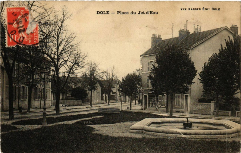 Carte postale ancienne Dole Place du Jet d'Eau à Dole