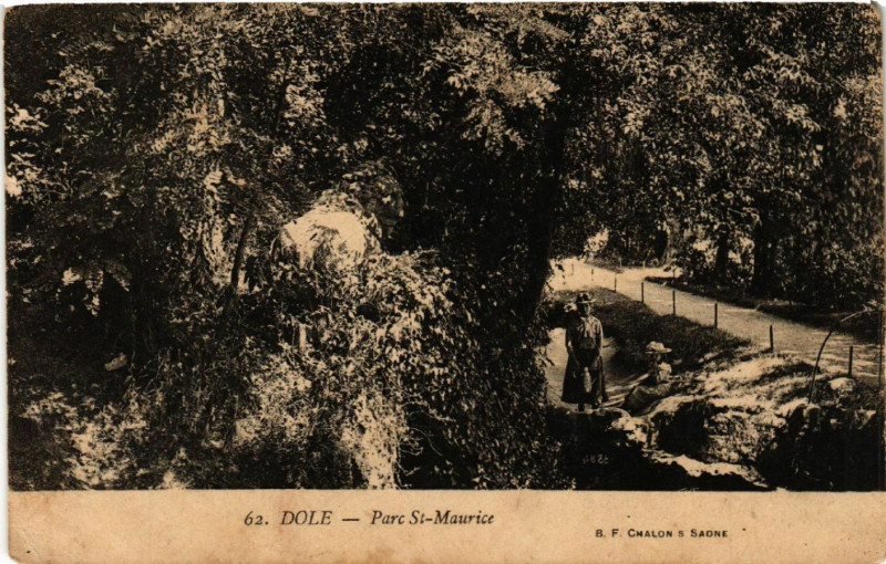 Carte postale ancienne Dole Parc Saint-Maurice à Dole