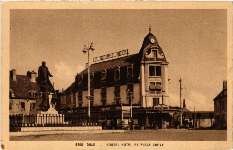 Carte postale ancienne Dole Nouvel Hotel et Place Grevy à Dole