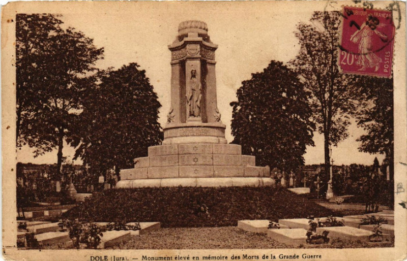 Carte postale ancienne Dole Monument eleve en memoire des Morts de la Grande Guerre à Dole