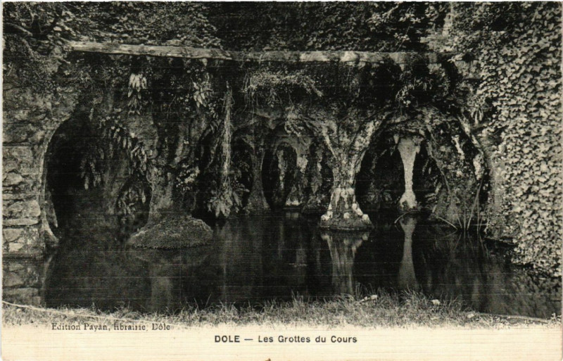 Carte postale ancienne Dole Les Grottes du Cours à Dole