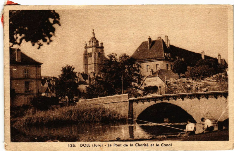 Carte postale ancienne Dole Le Pont de la Charite et le Canal à Dole