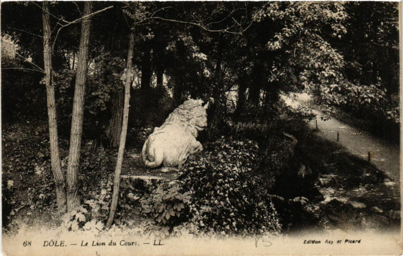 Carte postale ancienne Dole Le Lion du Cours à Dole