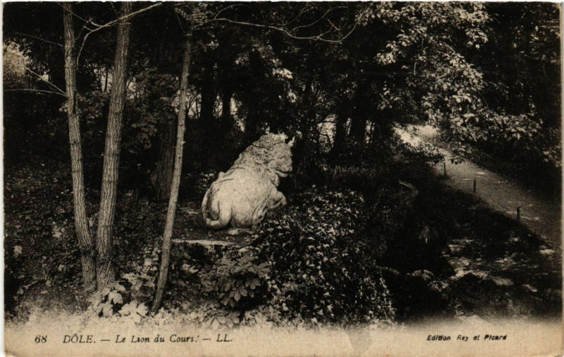 Carte postale ancienne Dole Le Lion du Cours à Dole