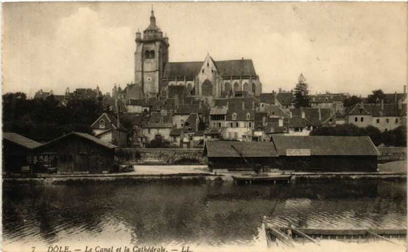 Carte postale ancienne Dole Le Canal et la Cathédrale à Dole