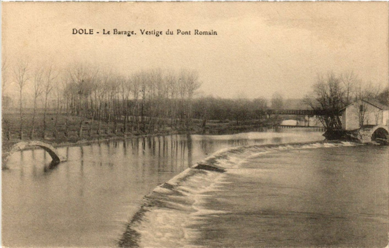Carte postale ancienne Dole Le Barage Vestige du Pont Romain à Dole