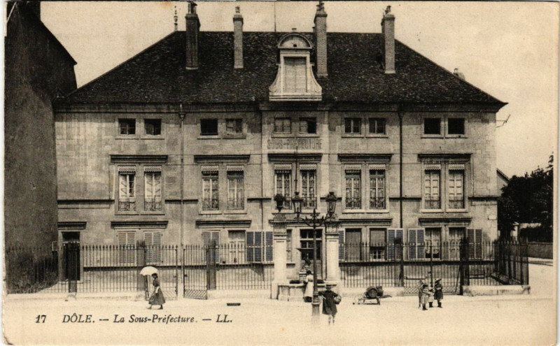 Carte postale ancienne Dole La Sous Prefecture à Dole