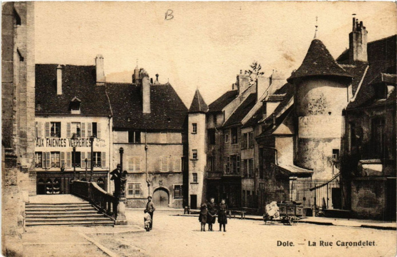 Carte postale ancienne Dole La Rue Carondelet à Dole