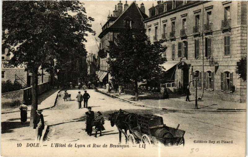 Carte postale ancienne Dole Hotel de Lyon et Rue des Besancon à Dole
