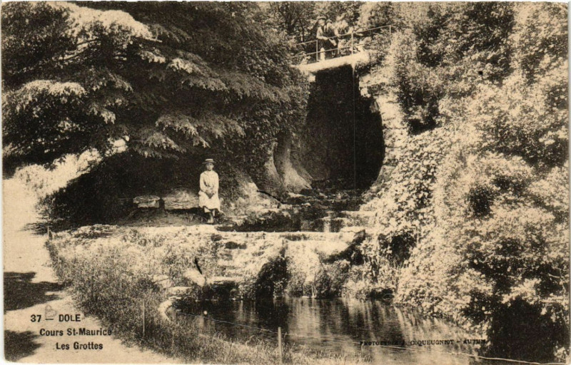 Carte postale ancienne Dole Cours Saint-Maurice Les Grottes à Dole