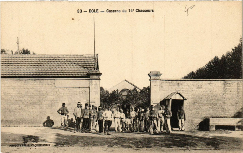 Carte postale ancienne Dole Caserne du 14e Chasseurs à Dole