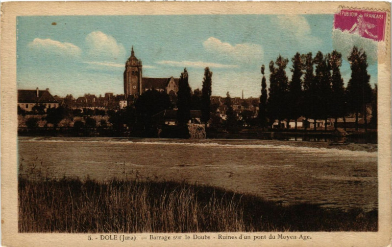 Carte postale ancienne Dole Barrage sur le Doubs Ruines d'un pont du Moyen Age à Dole