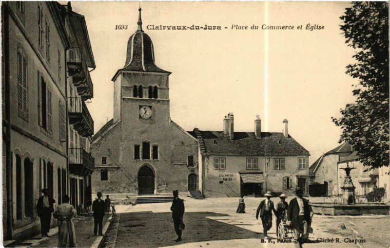 Carte postale ancienne Clairvaux du Jura Place du Commerce et Eglise