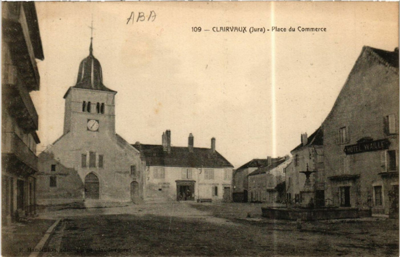 Carte postale ancienne Clairvaux du Jura Place du Commerce