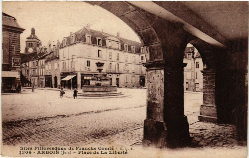 Carte postale ancienne Arbois Place de la Liberte à Arbois