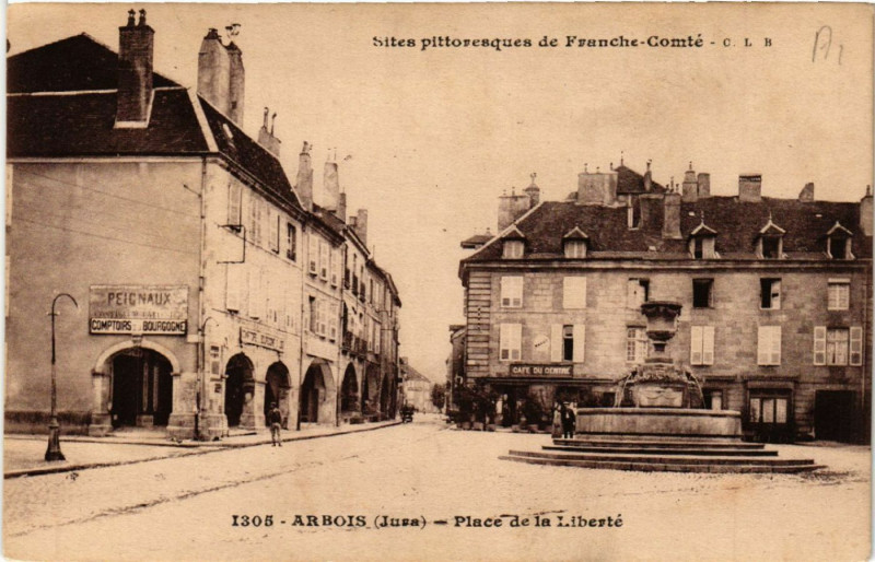 Carte postale ancienne Arbois Place de la Liberte à Arbois