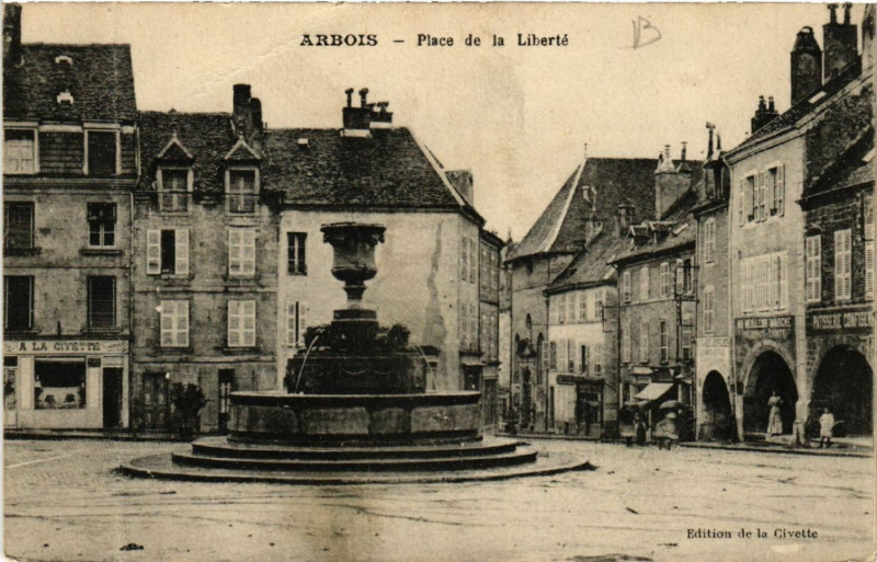 Carte postale ancienne Arbois Place de la Liberte à Arbois