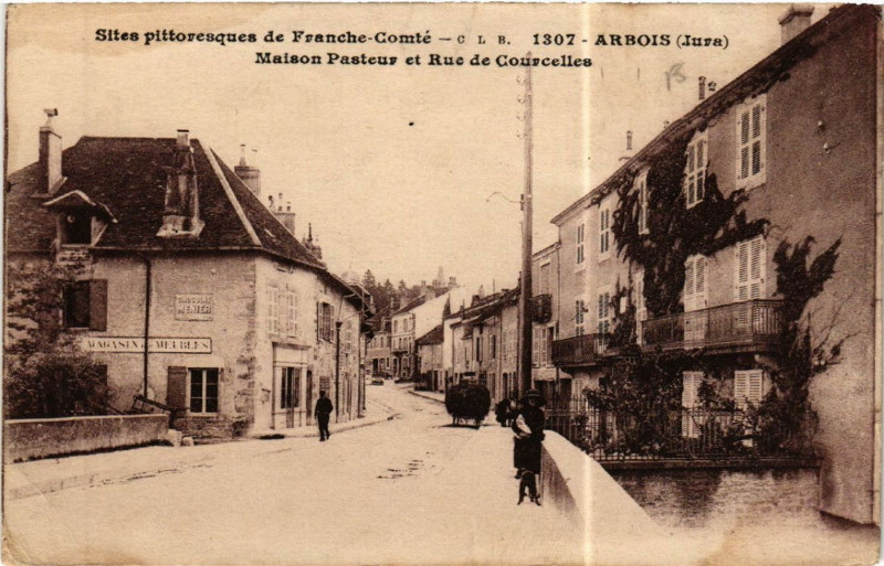 Carte postale ancienne Arbois Maison Pasteur et Rue Courcelles à Arbois