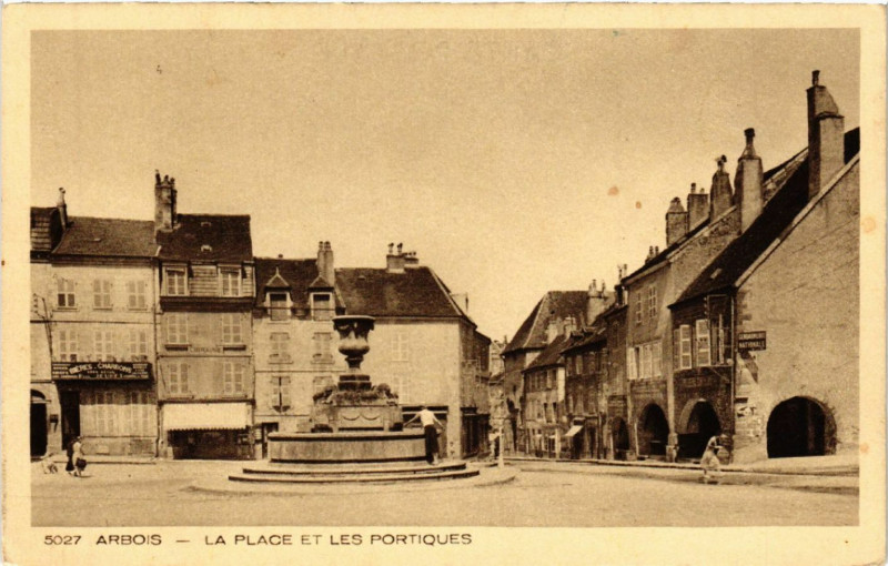 Carte postale ancienne Arbois La Place et les Portiques à Arbois