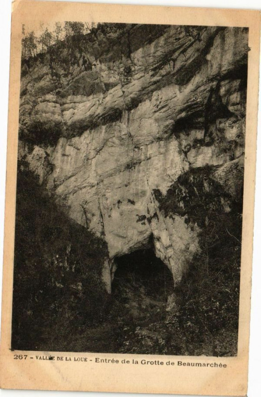 Carte postale ancienne Vallée de la Loue-Entrée de la Grotte de Beaumarchée