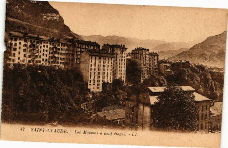 Carte postale ancienne Saint-Claude-Les Maisons a neuf etages à Saint-Claude