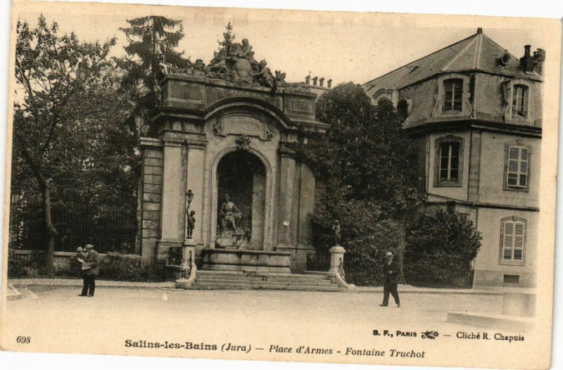 Carte postale ancienne Salins-les-Bains-Place d'Armes-Fontaine Truchot à Salins-les-Bains