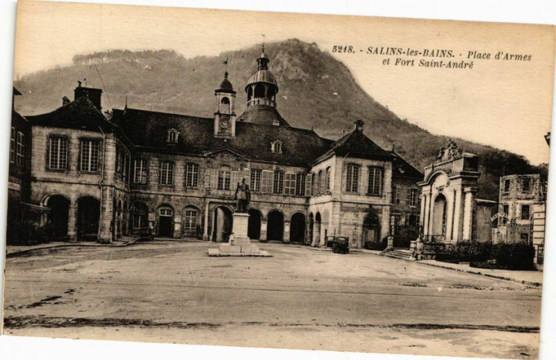 Carte postale ancienne Salins-les-Bains-Place d'Armes et Fort Saint-Andre à Salins-les-Bains
