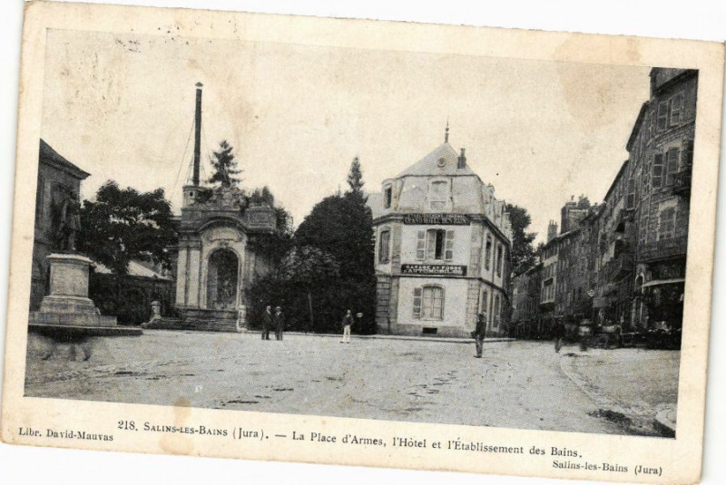 Carte postale ancienne Salins-les-Bains-La Place d'Armes l'Hotel et l'Etablissement à Salins-les-Bains