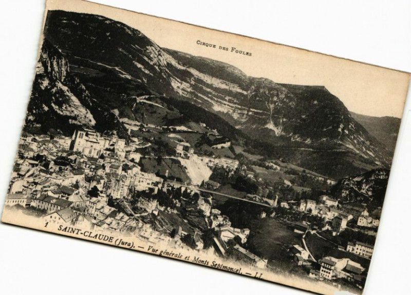Carte postale ancienne Saint-Claude-Vue générale et Monts Septmoncel à Saint-Claude