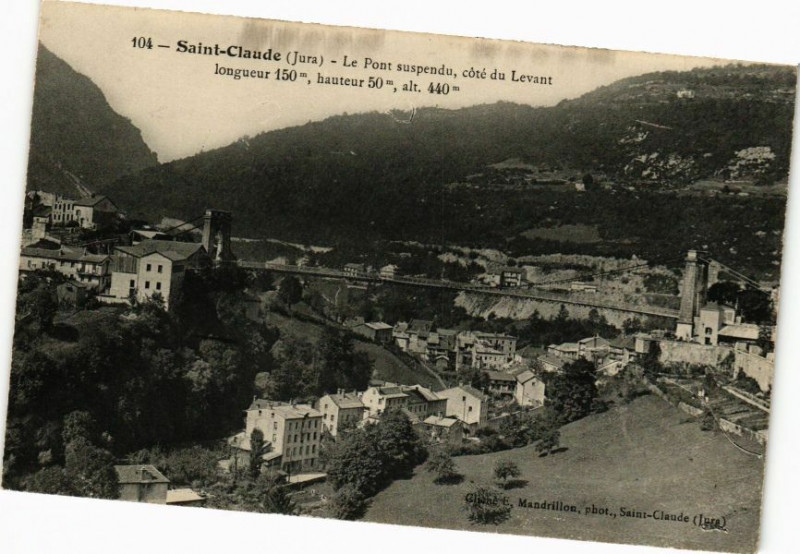 Carte postale ancienne Saint-Claude-Le Pont suspendu cote du Levant à Saint-Claude