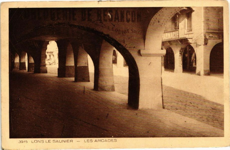 Carte postale ancienne Lons-le-Saunier-Les Arcades à Lons-le-Saunier
