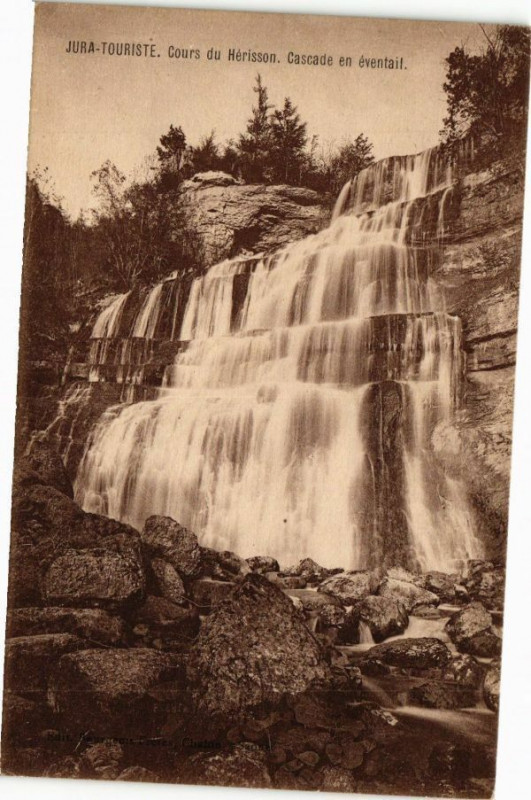 Carte postale ancienne Jura-TouriSainte-Cours du Herisson-Cascade en eventail à Our