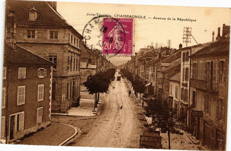 Carte postale ancienne Jura TouriSainte-Champagnole-Avenue de la Republique à Champagnole