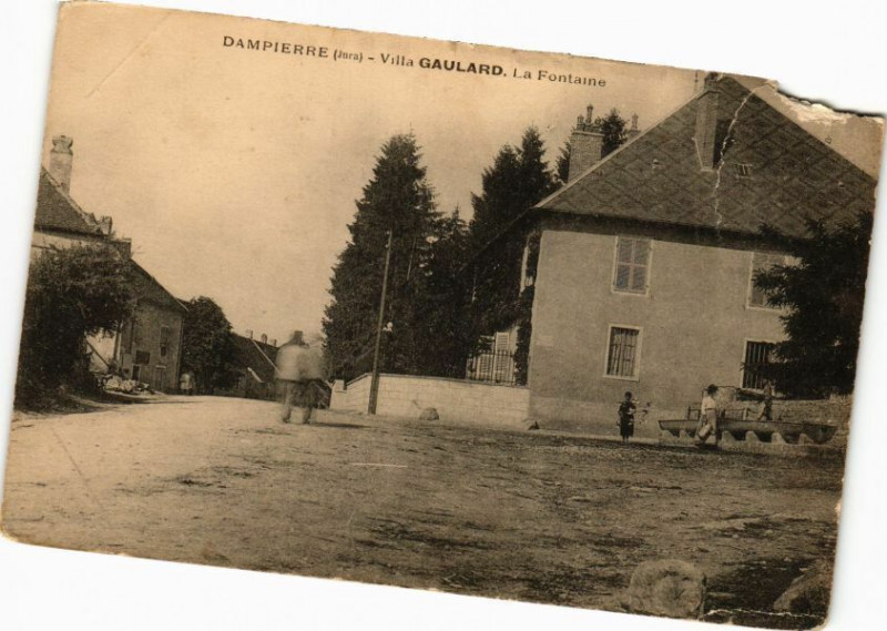 Carte postale ancienne Dampierre-Villa Gaulard. La Fontaine à Dampierre