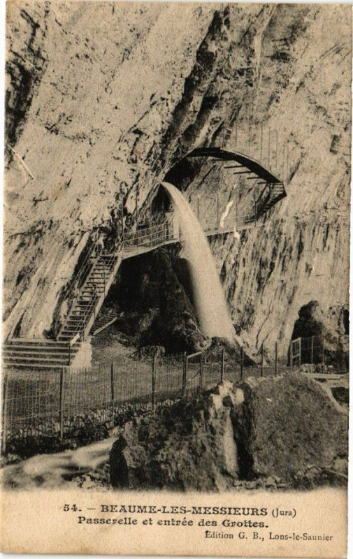 Carte postale ancienne Beaume-Les-Messieurs-Passerelle et entrée des Grottes