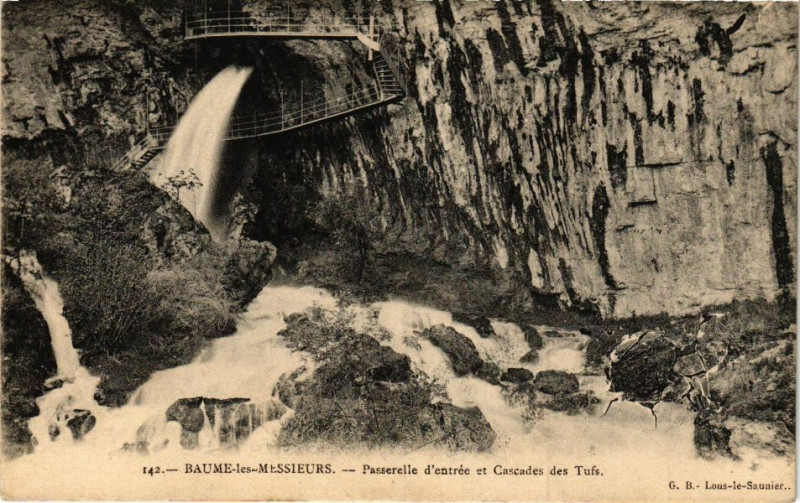 Carte postale ancienne Baume-les-Messieurs-Passerelle d'entrée et Cascades des Tufs à Baume-les-Messieurs