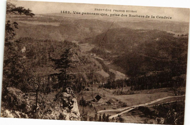 Carte postale ancienne Vue panoramique prise des Rochers de la Cendrée