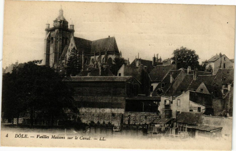 Carte postale ancienne Dole-Vieilles Maisons sur le Canal à Dole
