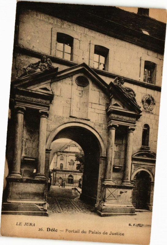 Carte postale ancienne Dole-Portail du Palais de Justice à Dole