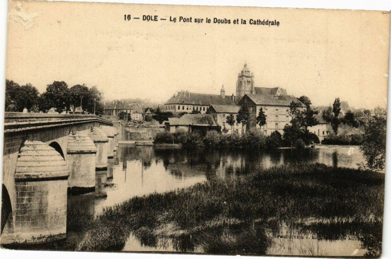 Carte postale ancienne Dole-Le Pont sur le Doubs et la Cathédrale à Dole