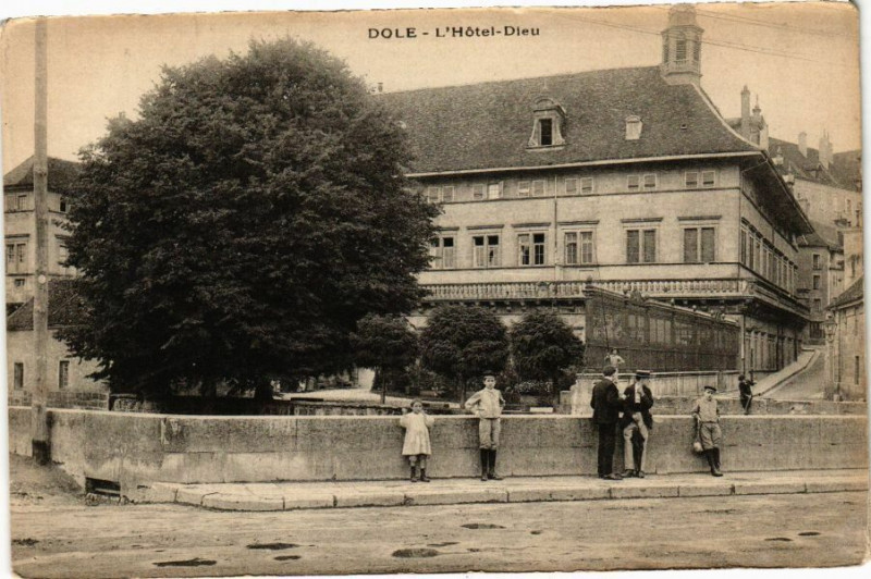 Carte postale ancienne Dole-L'Hotel Dieu à Dole