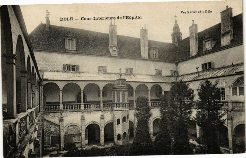 Carte postale ancienne Dole-Cour Interieure de l'Hopital à Dole
