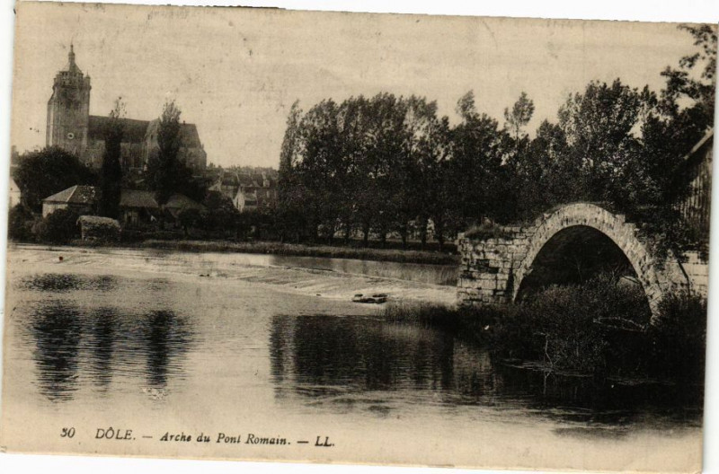 Carte postale ancienne Dole-Arche du Pont Romain à Romain