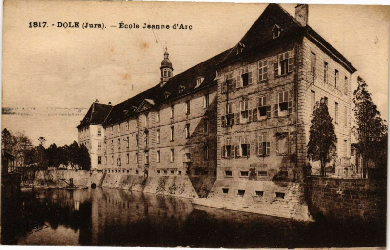 Carte postale ancienne Dole -Ecole Jeanne d'Arc à Dole