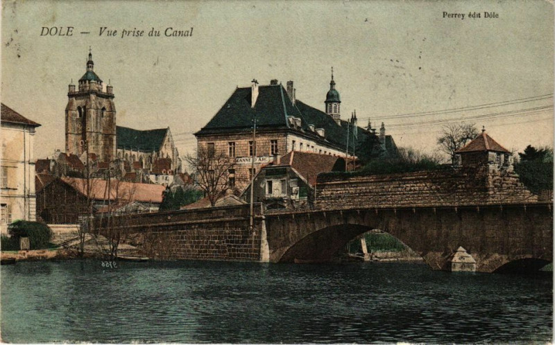 Carte postale ancienne Dole -Vue prise du Canal à Dole