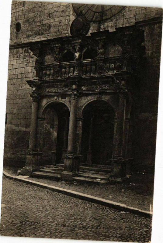 Carte postale ancienne Dole -Porte de la Chapelle du College de l'Arc à Dole