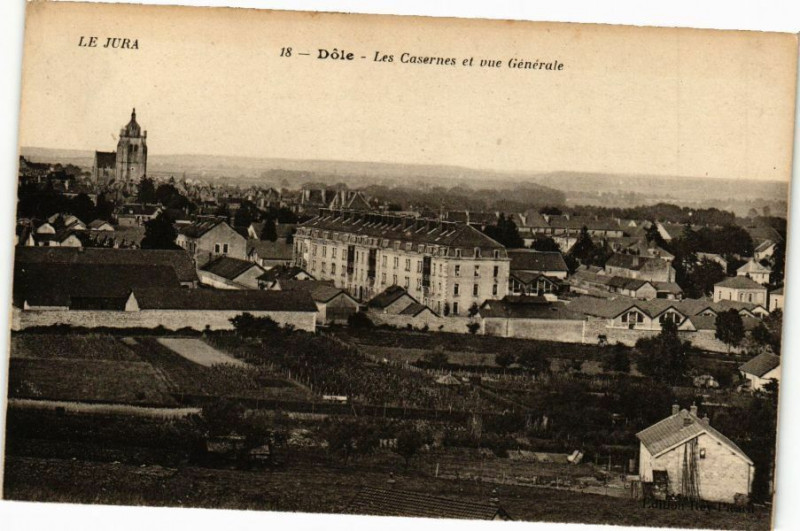 Carte postale ancienne Dole -Les Casernes et vue générale à Dole
